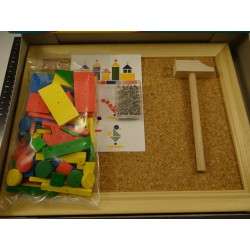 Jeu de construction à clouter.